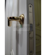 Фото установленной Двери Поло Молочный с золотом Остекленные