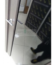 Фото установленной Двери Верда С-17 Груша Стекло Сатинато с фьюзингом тюльпан
